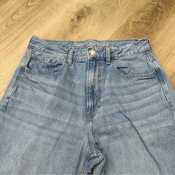 American Eagle Outfitters Light Blue Mom Jean - Picture 5 of 6
